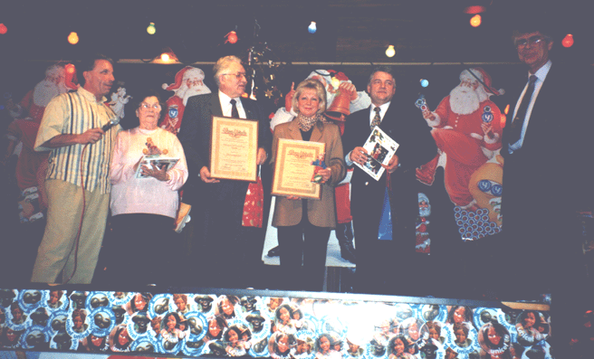 Auf der Nikolausfeier 1998 werden 4 neue Ehrenmitglieder der Initiative gekürtm Ehrenmitglied gekürt