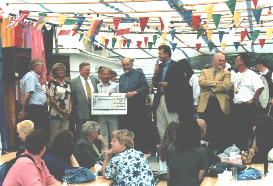 Karnevalsverein "Kleine Erdmaennchen" spenden 1500 EUR auf dem Sommerfest 2002 - DANKE!