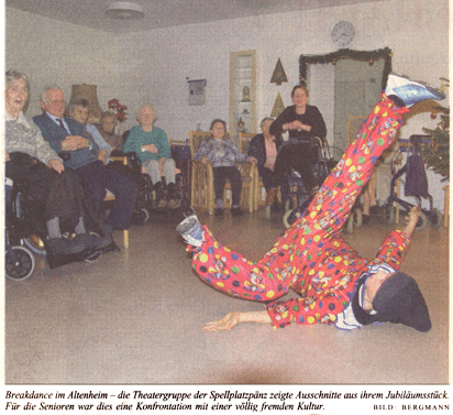 Breakdance im Altenheim - die Theatergruppe der Spellplatzpänz zeigte Ausschnitte aus ihrem Jubiläumsstück. Für die Senioren war dies eine Konfrontation mit einer völlig fremden Kultur. BILD: BERGMANN